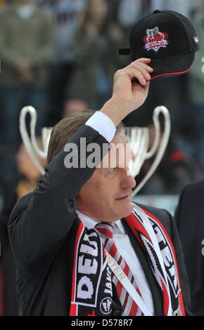 Hannover Scorpion's head coach Hans Zach celebra vincendo il campionato tedesco di Hannover, Germania, 25 aprile 2010. Foto: Jochen Luebke Foto Stock