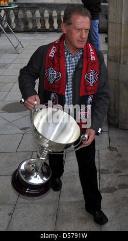 Scorpioni' allenatore Hans Zach celebra con il trofeo sul balcone di Hannover Municipio della Città davanti a una folla di tifosi, Germania, 26 aprile 2010. Hannover Scorpions battere Augsburg Panther nella play off finali per fissare il loro primo mai tedesco campionato di hockey su ghiaccio titolo. Foto: Jochen Luebke Foto Stock