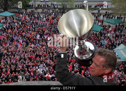 Scorpioni' allenatore Hans Zach celebra con il trofeo sul balcone di Hannover Municipio della Città davanti a una folla di tifosi, Germania, 26 aprile 2010. Hannover Scorpions battere Augsburg Panther nella play off finali per fissare il loro primo mai tedesco campionato di hockey su ghiaccio titolo. Foto: Jochen Luebke Foto Stock