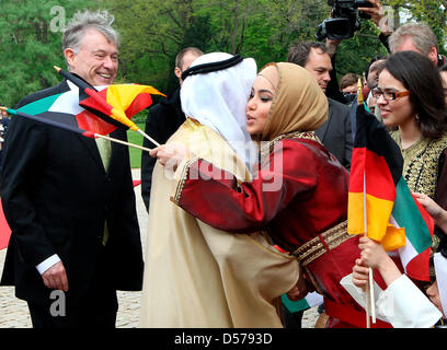 Ambasciata di salutare i membri Kuwaitian Emiro Sceicco Sabah Al-Ahmad Al-Sabah Al-Jabar (C) dopo di lui di essere accolto dal Presidente federale tedesco Horst Koehler con gli onori militari nella parte anteriore del castello di Bellevue di Berlin, Germania, 27 aprile 2010. La valutazione del Kuwait è in Germania per una visita di 3 giorni. Foto: WOLFGANG KUMM Foto Stock