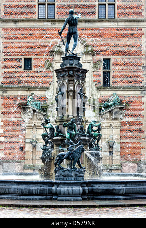 Le statue sulla fontana all'entrata al Castello Frederiksborg, Hillerod, Danimarca Foto Stock