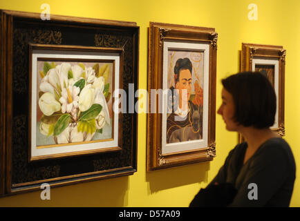 Un visitatore richiede uno sguardo a dipinti di Frida Kahlo in una retrospettiva nel Martin-Gropius-Bau a Berlino, Germania, 29 aprile 2010. La più grande esposizione mai circa artista messicana Frida Kahlo può essere visitata dal 30 aprile al 09 agosto 2010. Foto: Jens KALAENE Foto Stock