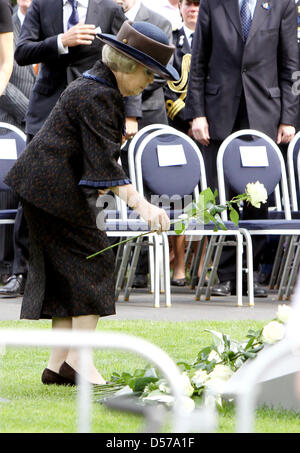 La regina Beatrice dei Paesi Bassi assiste il memoriale di servizio per le vittime dell attentato Queensday di 2009 di Apeldoorn, Paesi Bassi, 29 aprile 2010. La Regina ha inaugurato un monumento per le sette vittime dell attacco. Foto: Patrick van Katwijk Foto Stock