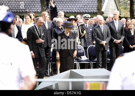 La regina Beatrice dei Paesi Bassi (C) assiste il memoriale di servizio per le vittime dell attentato Queensday di 2009 di Apeldoorn, Paesi Bassi, 29 aprile 2010. La Regina ha inaugurato un monumento per le sette vittime dell attacco. Foto: Patrick van Katwijk Foto Stock