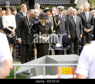 La regina Beatrice dei Paesi Bassi (C) assiste il memoriale di servizio per le vittime dell attentato Queensday di 2009 di Apeldoorn, Paesi Bassi, 29 aprile 2010. La Regina ha inaugurato un monumento per le sette vittime dell attacco. Foto: Patrick van Katwijk Foto Stock