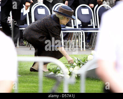 La regina Beatrice dei Paesi Bassi assiste il memoriale di servizio per le vittime dell attentato Queensday di 2009 di Apeldoorn, Paesi Bassi, 29 aprile 2010. La Regina ha inaugurato un monumento per le sette vittime dell attacco. Foto: Patrick van Katwijk Foto Stock