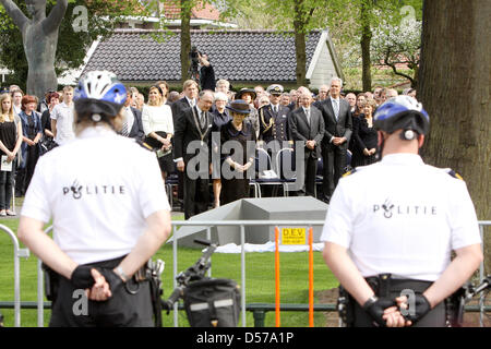 La regina Beatrice dei Paesi Bassi (C) assiste il memoriale di servizio per le vittime dell attentato Queensday di 2009 di Apeldoorn, Paesi Bassi, 29 aprile 2010. La Regina ha inaugurato un monumento per le sette vittime dell attacco. Foto: Patrick van Katwijk Foto Stock