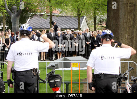 La regina Beatrice dei Paesi Bassi (C) assiste il memoriale di servizio per le vittime dell attentato Queensday di 2009 di Apeldoorn, Paesi Bassi, 29 aprile 2010. La Regina ha inaugurato un monumento per le sette vittime dell attacco. Foto: Patrick van Katwijk Foto Stock