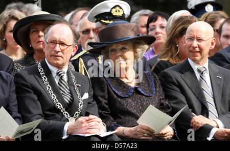 La regina Beatrice dei Paesi Bassi (C) assiste il memoriale di servizio per le vittime dell attentato Queensday di 2009 di Apeldoorn, Paesi Bassi, 29 aprile 2010. La Regina ha inaugurato un monumento per le sette vittime dell attacco. Foto: Albert Nieboer (PAESI BASSI) Foto Stock