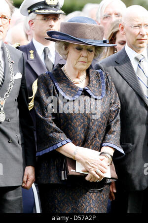 La regina Beatrice dei Paesi Bassi assiste il memoriale di servizio per le vittime dell attentato Queensday di 2009 di Apeldoorn, Paesi Bassi, 29 aprile 2010. La Regina ha inaugurato un monumento per le sette vittime dell attacco. Foto: Patrick van Katwijk Foto Stock