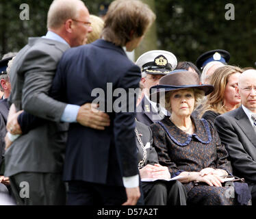 La regina Beatrice dei Paesi Bassi assiste il memoriale di servizio per le vittime dell attentato Queensday di 2009 di Apeldoorn, Paesi Bassi, 29 aprile 2010. La Regina ha inaugurato un monumento per le sette vittime dell attacco. Foto: Patrick van Katwijk Foto Stock