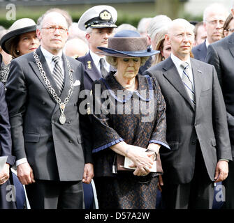 La regina Beatrice dei Paesi Bassi (C) assiste il memoriale di servizio per le vittime dell attentato Queensday di 2009 di Apeldoorn, Paesi Bassi, 29 aprile 2010. La Regina ha inaugurato un monumento per le sette vittime dell attacco. Foto: Patrick van Katwijk Foto Stock