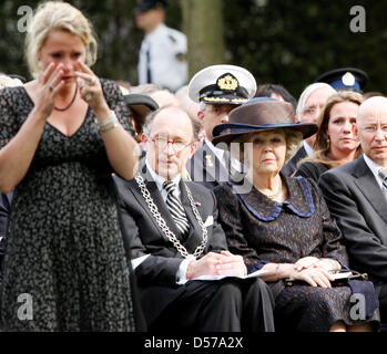 La regina Beatrice dei Paesi Bassi (2-R) assiste il memoriale di servizio per le vittime dell attentato Queensday di 2009 di Apeldoorn, Paesi Bassi, 29 aprile 2010. La Regina ha inaugurato un monumento per le sette vittime dell attacco. Foto: Patrick van Katwijk Foto Stock