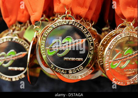 Le medaglie della 'Everyman' dell'evento nella foto prima della gara ciclistica "rund um den Finanzplatz Eschborn-Frankfurt' ('intorno alla piazza delle finanze Eschborn-Frankfurt') di Francoforte sul Meno, Germania, 01 maggio 2010. La tradizionale gara, precedentemente noto come "rund um den Henninger Turm' (intorno alla torre Henninger"), oltre 203 chilometri avviene per la quarantanovesima volta ed è la seconda più importante Foto Stock