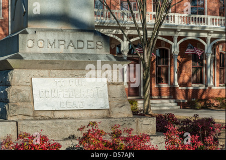 Civil War Memorial statua "Ai nostri morti confederati' davanti alla storica Walton County Courthouse in Monroe, Georgia, Stati Uniti d'America. Foto Stock