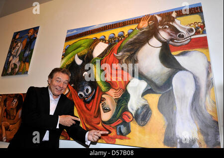 Cantante ceco Karel Gott punti sulla sua pittura ''Corrida del Torro'' dalla sua collezione privata dell'anno 1999 nella galleria Mensing a Monaco di Baviera, Germania, 02 maggio 2010. Le sue opere sono state fatte tra tours e sono state di compensazione ed als relax per lui. Egli non vende originali, ma riproduzioni limitate. La mostra ''Karel Gott, pittore'' può essere visitata fino al 10 maggio 2010. Foto: UR Foto Stock