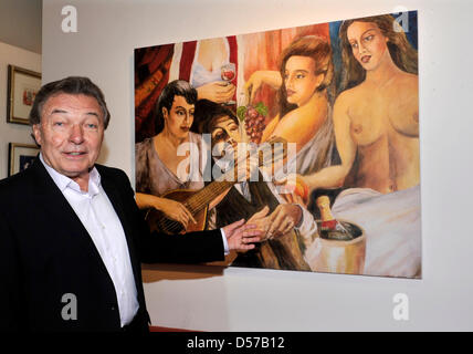 Cantante ceco Karel Gott punti sul suo dipinto ''Sleep, ci danno un sogno" proveniente dalla sua collezione privata dell'anno 1999 nella galleria Mensing a Monaco di Baviera, Germania, 02 maggio 2010. Le sue opere sono state fatte tra tours e sono state di compensazione ed als relax per lui. Egli non vende originali, ma riproduzioni limitate. La mostra ''Karel Gott, pittore'' può essere visitata fino al 10 maggio 2010. Phot Foto Stock