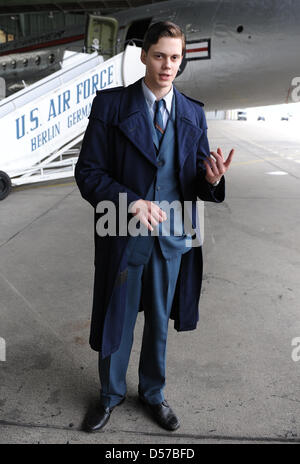 L'attore svedese Bill Skarsgard pone durante le riprese del film per il film ''Simon'' all'aeroporto Tempelhof di Berlino, Germania, 03 maggio 2010. Il film, che è circa un adottato il ragazzo svedese che cerca le sue radici dopo la II Guerra Mondiale, sarà nei cinema nella primavera del 2011. Foto: Jens Kalaene Foto Stock