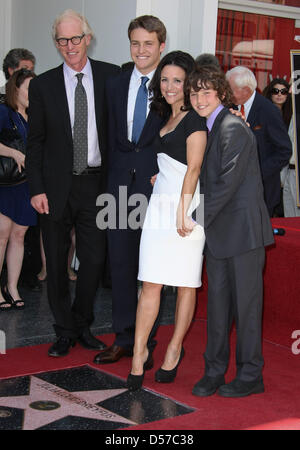 Noi attrice Julia Louis-Dreyfus pone con suo marito Brad Hall (L) e figli Henry e Charles (R) come essa riceve la sua stella sulla Hollywood Walk of Fame nel corso di una cerimonia che si terrà a Los Angeles, CA, Stati Uniti d'America, 04 maggio 2010. Vincitore del Premio Emmy per il Julia Louis-Dreyfus, stella di 'Seinfeld' e 'Le nuove avventure di vecchi Christine' ricevuto il 2,407th della stella sulla Hollywood Walk of Fame. Foto: Hubert Boe Foto Stock