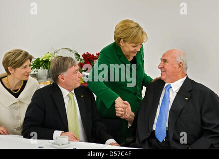 Il cancelliere tedesco Angela Merkel (2-R) si congratula con ex tedesco per lungo tempo il cancelliere tedesco Helmut Kohl (R) in presenza del suo wifer Maike Kohl-Richter (L) e il Presidente tedesco Horst Koehler alle celebrazioni di Kohl'ottantesimo compleanno in Ludwigshafen, Germania, 05 maggio 2010. Alcuni 800 ospiti sono stati invitati ad aderire alla tardiva di feste di compleanno, tra le loro numerose incombente e forme Foto Stock