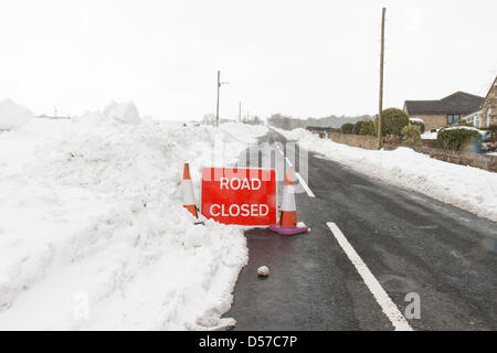 Una strada chiusa a causa della neve a Kirklees, West Yorkshire, Inghilterra Foto Stock