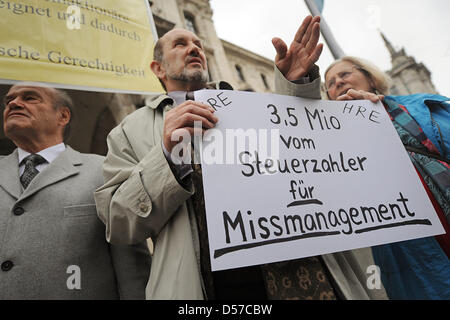 Gli azionisti di Hypo Real Estate protesta con striscioni davanti alla Corte Regionale di Monaco di Baviera, Germania, 06 maggio 2010. L'ex capo della real estate finanziere HRE procede contro il suo licenziamento presso la corte e combatte per circa 3,5 milioni di euro di salari. Il 55-anno-vecchio è stato respinto nell'ambito dell'impedito il fallimento di HRE nonostante un contratto fino a settembre 2013. Molti s Foto Stock