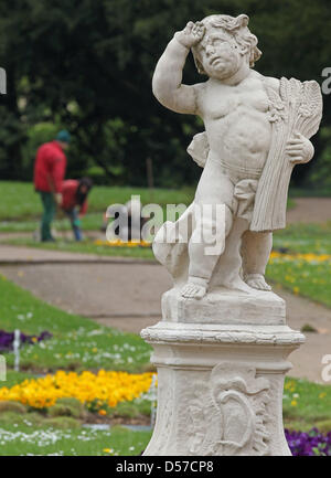 Dietro un angelo statua, tre giardinieri lavoro nel giardino barocco del castello in Lichtenwalde Niederwiesa, Germania, 06 maggio 2010. Nel XVIII secolo il castello barocco è uno della Germania la maggior parte dei bei giardini. Foto: Jan Woitas Foto Stock