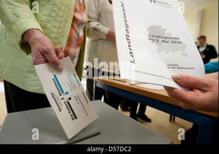 Un cittadino getta il voto al Nord Reno Westfalia (NRW) elezioni regionali a Mülheim an der Ruhr, Germania, 09 maggio 2010. Alcuni 13,3 milioni di cittadini esprimere il loro voto in NRW elezioni che sono il solo elezioni regionali svoltosi in Germania nel 2010. Foto: Bernd Thissen Foto Stock