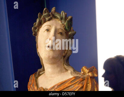 Una reliquia in legno busto è sul display a Füssen, Germania, 12 maggio 2010. La testa è stato scoperto nel 1769 presso le rive del fiume Wertach in Augsburg e fa parte della mostra "Bavaria - Italia" che è sul display dal 21 maggio al 10 ottobre 2010 a Füssen e Augusta. Foto: KARL-JOSEF HILDENBRAND Foto Stock