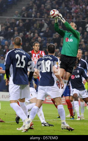 Fulham il portiere Mark Schwarzer passa per la sfera durante UEFA Europa League match tra FC Fulham e Atletico Madrid a Hamburg Arena, Amburgo, Germania, 12 maggio 2010. Foto: Jochen Luebke dpa n. I DISPOSITIVI MOBILI +++(c) dpa - Bildfunk+++ Foto Stock