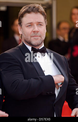 Attore australiano e membro del cast Russell Crowe arriva alla cerimonia di apertura della 63a Cannes Film Festival di Cannes, Francia, 12 maggio 2010. Il Festival del Cinema di Cannes 2010 va dal 12 al 23 maggio 2010. Foto: Hubert Boesl Foto Stock