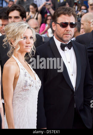 Attore australiano e membro del cast Russell Crowe arriva con la moglie Danielle Spencer alla cerimonia di apertura della 63a Cannes Film Festival di Cannes, Francia, 12 maggio 2010. Il Festival del Cinema di Cannes 2010 va dal 12 al 23 maggio 2010. Foto: Hubert Boesl Foto Stock