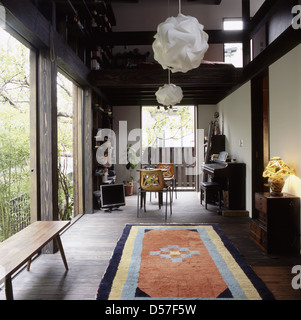 Giapponese soggiorno in un appartamento moderno affacciato un privato piccolo giardino Foto Stock