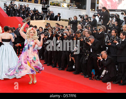 L'attrice Dirty Martini assiste la premiere del film 'TOURNEE' alla 63a Cannes Film Festival presso il Palais des Festivals a Cannes, Francia, 13 maggio 2010. Il Festival del Cinema di Cannes 2010 va dal 12 al 23 maggio 2010. Foto: Hubert Boesl Foto Stock