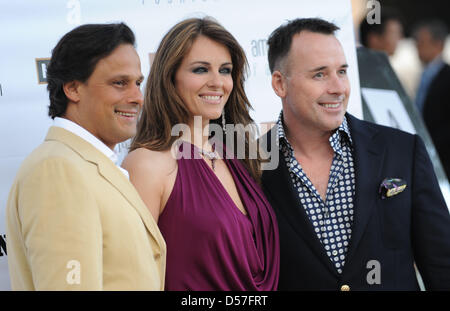 Actres britannico e il modello Liz Hurley (C), il marito Arun Nayar (L) e Elton John's marito David arredare (R) assistere ad una sfilata di moda da Amber Lounge in Monte Carlo, Monaco, 14 maggio 2010. Foto: Peter Steffen Foto Stock