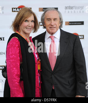 Leggenda della Formula Uno Jackie Stewart (R) e sua moglie Helen (R) assistere ad una sfilata di moda da Amber Lounge in Monte Carlo, Monaco, 14 maggio 2010. Foto: Peter Steffen Foto Stock