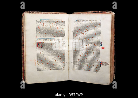 Un vecchio libro (Polydori Vergilii Urbinatis Anglicae historiae liber primus) - risalenti al 1534 - fotografato in studio. Foto Stock