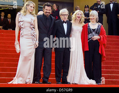 (L-R) British attrice Lucy Punch, noi attore Josh Brolin, regista statunitense Woody Allen, British attrice Naomi Watts e attrice britannica Gemma Jones arriva per la prima assoluta di "Incontrerete un Tall Dark Stranger" al Cannes Film Festival di Cannes, Francia, 15 maggio 2010. Foto: Hubert Boesl Foto Stock