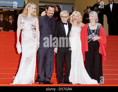 (L-R) British attrice Lucy Punch, noi attore Josh Brolin, regista statunitense Woody Allen, British attrice Naomi Watts e attrice britannica Gemma Jones arriva per la prima assoluta di "Incontrerete un Tall Dark Stranger" al Cannes Film Festival di Cannes, Francia, 15 maggio 2010. Foto: Hubert Boesl Foto Stock