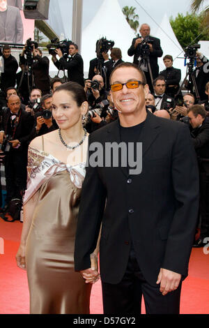 Attore Jean Claude Van Damme e moglie Gladys Portugues arriva per la prima assoluta di "Incontrerete un Tall Dark Stranger" al Cannes Film Festival di Cannes, Francia, 15 maggio 2010. Foto: Hubert Boesl Foto Stock
