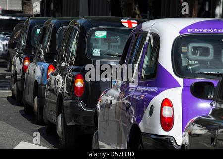 Fila di black taxi nella città di Londra, Inghilterra. Foto Stock