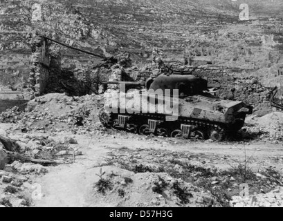 Una fotografia raffigurante la battaglia di Monte Cassino, combattuta nel 1944 durante la seconda guerra mondiale. L'immagine mostra i carri armati M4 Sherman in azione come parte dello sforzo alleato di catturare il monastero di Monte Cassino dalle forze tedesche. Foto Stock