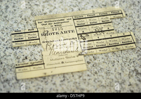 Una razione di pane carta da teh Vilnius ghetto dating 1943 è sul display in una mostra al Museo tedesco-russo Karlshorst a Berlino (Germania), 12 maggio 2010. Berlino quartiere Karlshorst era il luogo in cui la Germania la resa incondizionata è stato firmato il 08 maggio 1945. La base per il museo era prevista dall'ex museo di riscatto, tedesco e russo musei come pure persone private Foto Stock