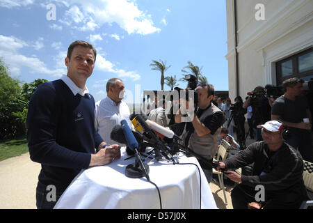 In Germania la nazionale di calcio Team Manager Oliver Bierhoff (L) informa i media sul pregiudizio del team capitano Michael Ballack e sulle conseguenze per la prossima Coppa del Mondo FIFA 2010 in Sciacca, Italia, 18 maggio 2010. Michael Ballack sarà mancante al Campionato Mondiale di Calcio in Sud Africa. Il capitano della Germania la nazionale di calcio è stato ferito dopo un fallo di Kevin-Prince Boateng su 1 Foto Stock