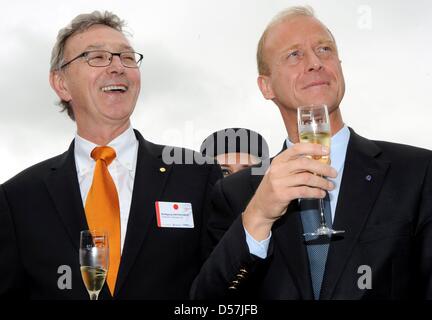 Il CEO di Lufthansa Wolfgang Mayrhuber (L) e Airbus CEO Thomas Enders bere champagne per la distribuzione del primo A380 aeroplano di Lufthansa all'Airbus posizione ad Amburgo, Germania, 19 maggio 2010. L'Airbus A380 è chiamato 'Frankfurt am Main', è 72 metri di lunghezza e può ospitare 526 passeggeri. L'aereo Lufthansa volerà a Francoforte sul Meno con gli ospiti selezionati durante i primi a poppa Foto Stock