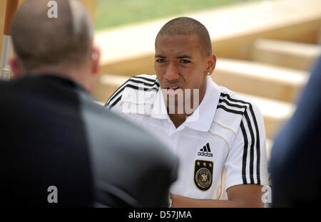 Germania internazionale Jerome Boateng parla ai media durante il tedesco della squadra nazionale di training camp in Sciacca, Italia, 19 maggio 2010. Boateng ha commentato sul suo fratellastro Kevin-Prince il fallo commesso durante la finale di FA Cup il 15 maggio e rovinare la Coppa del Mondo FIFA 2010 per Chelsea midfileder e Germania skipper Michael Ballack. Jerome Boateng detta "era difficile fortuna, egli (Kevin-Pri Foto Stock