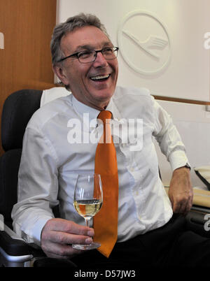 Il CEO di Lufthansa Wolfgang Mayrhuber ha un bicchiere di champagne a bordo del primo Airbus A380 del vettore tedesco Lufthansa durante il volo da Amburgo a Francoforte sul Meno, Germania, 19 maggio 2010. L'Airbus A380 è stato battezzato il nome 'Frankfurt am Main', è 72 metri di lunghezza, 15.000 chilometri di gamma e può ospitare fino a 853 passeggeri. Lufthansa è di nuovo aeroplano potrà volare a Francoforte sul Meno con Foto Stock