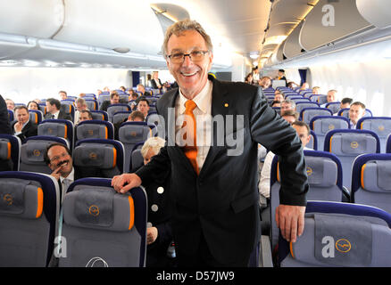 Il CEO di Lufthansa Wolfgang Mayrhuber sorrisi a bordo del primo Airbus A380 del vettore tedesco Lufthansa durante il volo da Amburgo a Francoforte sul Meno, Germania, 19 maggio 2010. L'Airbus A380 è stato battezzato il nome 'Frankfurt am Main', è 72 metri di lunghezza, 15.000 chilometri di gamma e può ospitare fino a 853 passeggeri. Lufthansa è di nuovo aeroplano potrà volare a Francoforte sul Meno con gli ospiti selezionati d Foto Stock