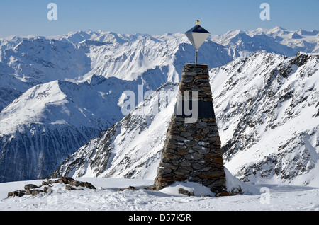 Monumento di Otzi nelle Alpi Otztal al confine Italia-Austria. Questo segna il sito che mummy soprannominato 'Ötzi l'uomo d'Iceman' è stato trovato nel 1991. Foto Stock