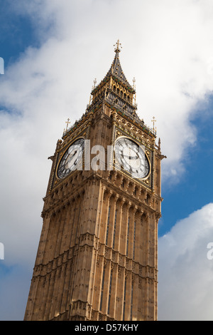 Una vista della Torre di Elizabeth (Big Ben) in Westminster, presa dall'esterno Westminster stazione della metropolitana Foto Stock